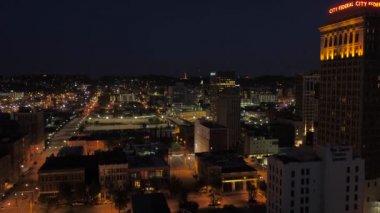 Şehir merkezindeki Birmingham geceleri hava video.