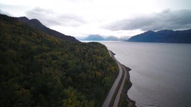 Güzel tepeler Anchorage Alaska dışında Turnagain kol suyolu boyunca sonbaharda hava video.