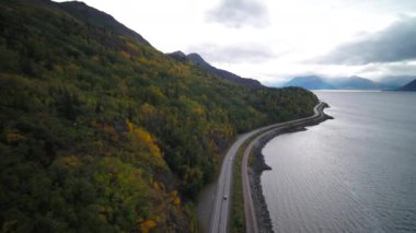 Güzel tepeler Anchorage Alaska dışında Turnagain kol suyolu boyunca sonbaharda hava video.