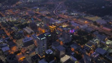 Şehir merkezindeki Birmingham geceleri hava video.