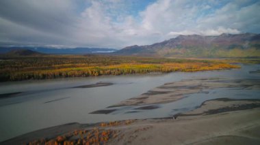 Güzel tepeler ve dağlar Alaska Knik Nehri yakınında sonbaharda hava video.