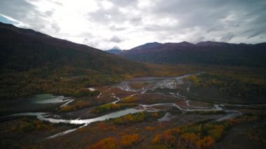 Güzel tepeler ve dağlar Knik lodge Alaska yakınındaki sonbaharda hava video.