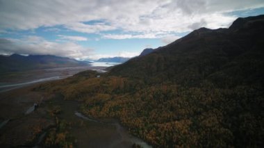 Güzel tepeler ve dağlar Knik lodge Alaska yakınındaki sonbaharda hava video.