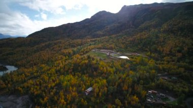 Güzel tepeler ve dağlar Knik lodge Alaska yakınındaki sonbaharda hava video.