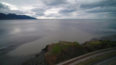 Güzel tepeler Anchorage Alaska dışında Turnagain kol suyolu boyunca sonbaharda hava video.