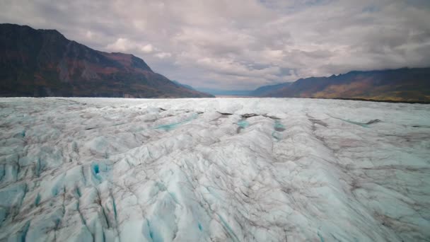 Video Aereo Bellissimo Ghiacciaio Blu Sulle Montagne Dell Alaska — Video Stock