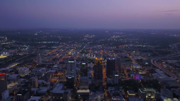 Vídeo Aéreo Del Centro Birmingham Por Noche — Vídeo de stock