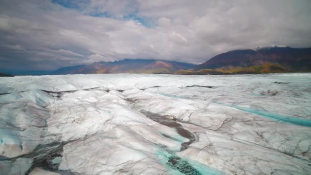 アラスカの山の中を美しい青い氷河の空撮 — ストック動画