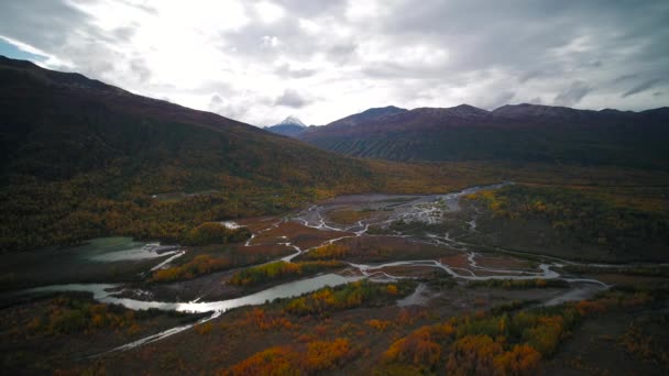 美しい丘とアラスカのクニック ロッジ近く秋の山の空撮 — ストック動画