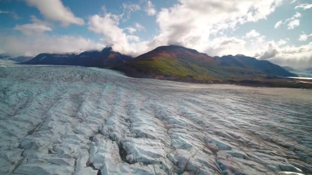 アラスカの山の中を美しい青い氷河の空撮 — ストック動画