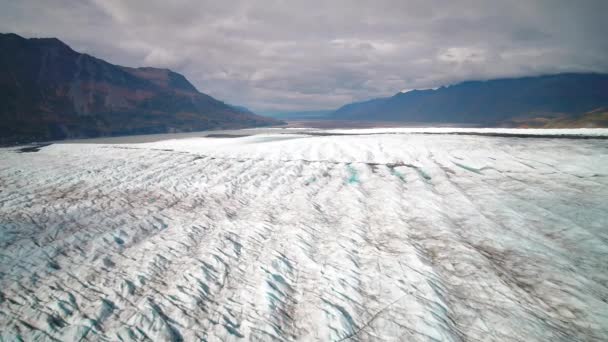 Повітряні Відео Красивою Блакитний Льодовик Вгору Горах Аляски — стокове відео