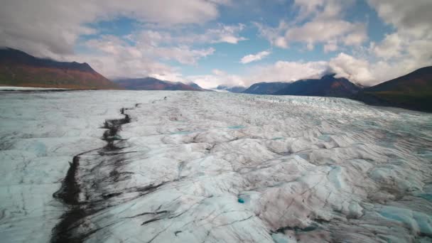 アラスカの山の中を美しい青い氷河の空撮 — ストック動画