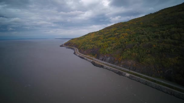 Vidéo aérienne de belles collines à l'automne le long de la voie navigable Turnagain Arm à l'extérieur d'Anchorage Alaska .