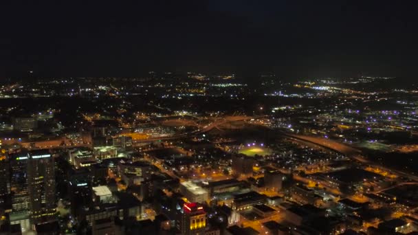 Vídeo Aéreo Del Centro Birmingham Por Noche — Vídeo de stock