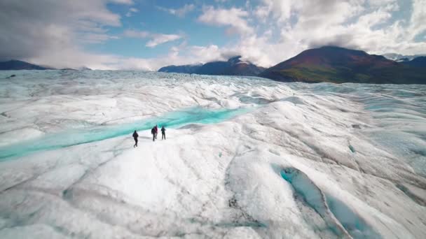 Video Aereo Bellissimo Ghiacciaio Blu Sulle Montagne Dell Alaska — Video Stock