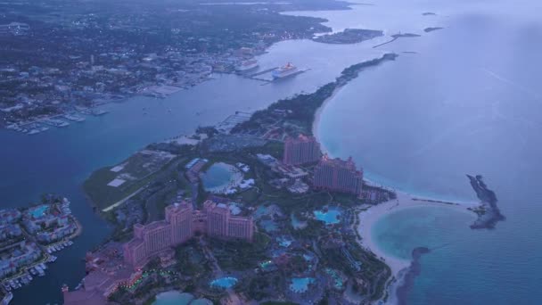夕暮れ時バハマのナッソー島の空撮 — ストック動画