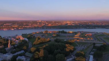 Quebec City hava video şehir merkezinde gün batımında.