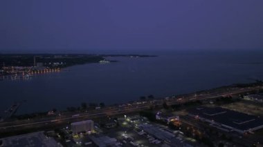 Şehir merkezindeki Newhaven geceleri hava video