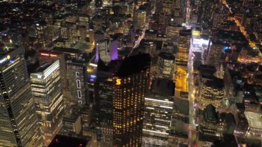 Downtown Toronto güzel şehir ışıkları ile gece hava video.