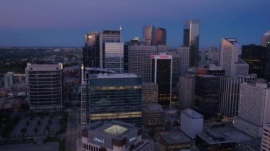 Şehir Calgary günbatımı ve alacakaranlıkta hava Video