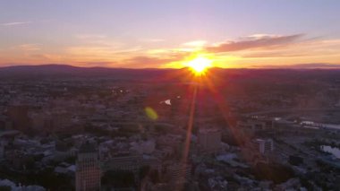 Quebec City hava video şehir merkezinde gün batımında.