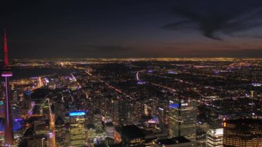 Downtown Toronto güzel şehir ışıkları ile gece hava video.