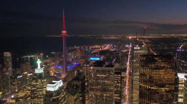 Downtown Toronto güzel şehir ışıkları ile gece hava video.