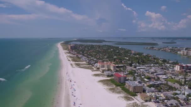 Vidéo aérienne du centre-ville de Tampa et des environs par une journée ensoleillée .