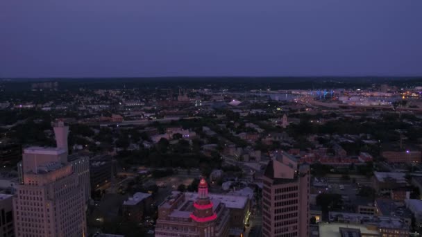 夜のダウンタウン ニューヘブンの空撮 — ストック動画