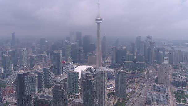 曇り霧の日にトロントのダウンタウンの空撮 — ストック動画