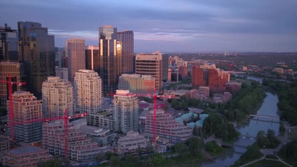 Antenna Video Ból Napkelte Hajnalban Fekszik Calgary Belvárosától — Stock videók