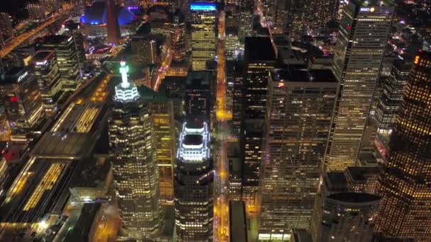 トロントのダウンタウンの美しい街の明かりで夜の空撮 — ストック動画
