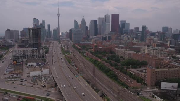 Luchtfoto Video Van Downtown Toronto Een Bewolkte Mistige Dag — Stockvideo