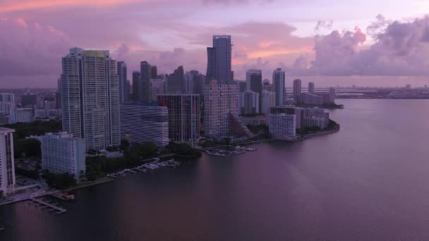 マイアミのダウンタウンの日の出の空撮 — ストック動画
