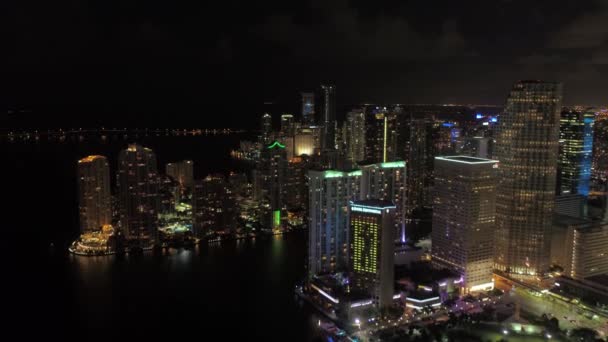 夜间迈阿密市中心的空中视频 — 图库视频影像