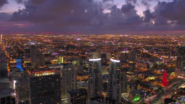 夜のダウンタウン マイアミの空撮 — ストック動画