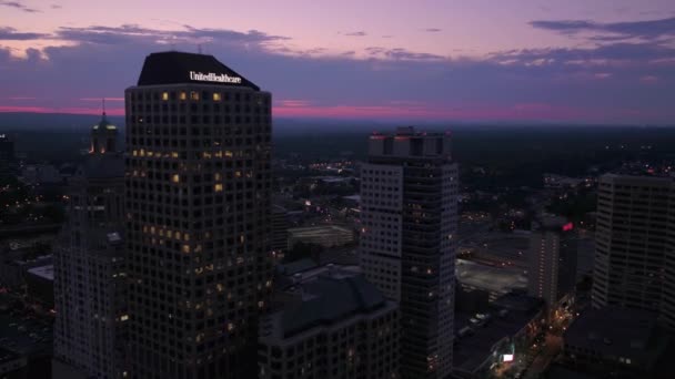 Vídeo Aéreo Del Centro Hartford Por Noche — Vídeos de Stock