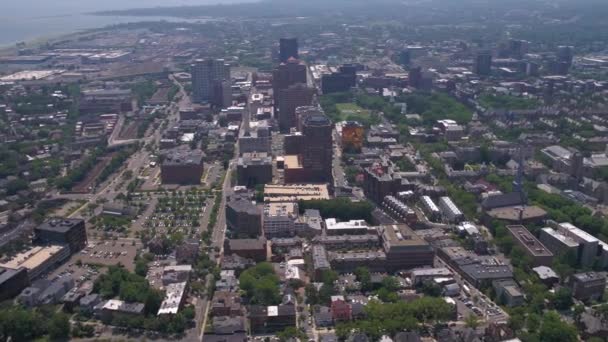Vidéo aérienne du centre-ville de Newhaven par une journée ensoleillée 