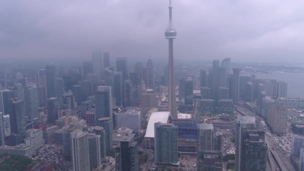 Luchtfoto Video Van Downtown Toronto Een Bewolkte Mistige Dag — Stockvideo