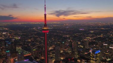Downtown Toronto güzel şehir ışıkları ile gece hava video.