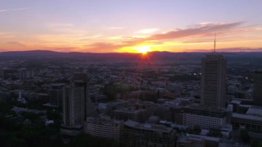 Quebec City hava video şehir merkezinde gün batımında.