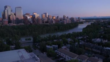 Şehir Calgary günbatımı ve alacakaranlıkta hava Video