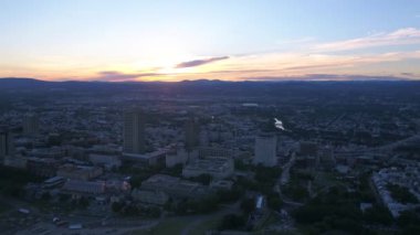 Quebec City hava video şehir merkezinde gün batımında.