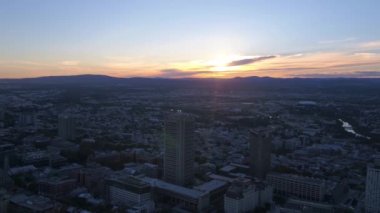 Quebec City hava video şehir merkezinde gün batımında.