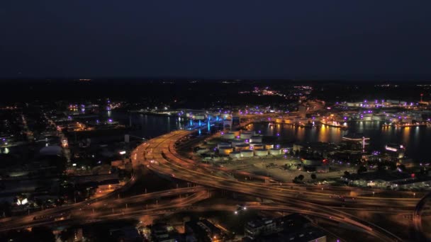 夜のダウンタウン ニューヘブンの空撮 — ストック動画