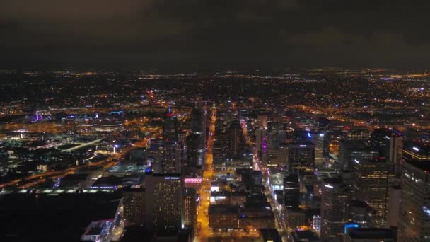 デンバーのダウンタウンの夜の空撮 — ストック動画