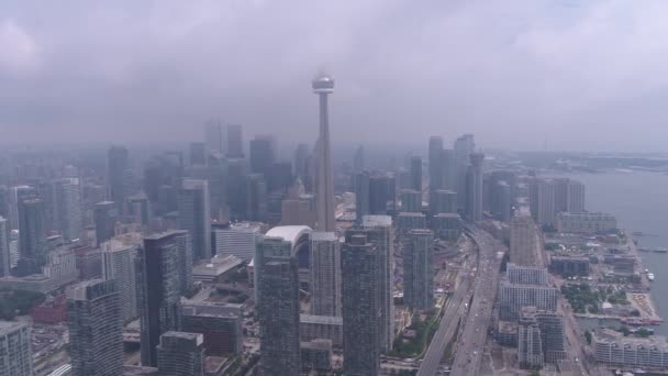 曇り霧の日にトロントのダウンタウンの空撮 — ストック動画