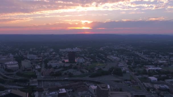 夕暮れダウンタウン ハートフォードの空撮 — ストック動画