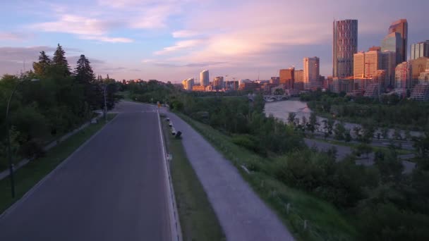 Antenna Video Ból Napkelte Hajnalban Fekszik Calgary Belvárosától — Stock videók