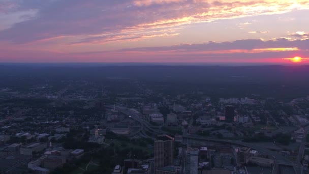 在日落时分的哈特福德市中心空中视频 — 图库视频影像